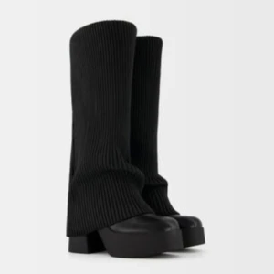 Högklackade platåstövlar med strumpdetalj - Snygga stövlar från Bershka, FINNS INTE LÄNGRE I DERAS SORTIMENT. 💕💕  Storlek 38 Använda 3-4 gånger.  Ord. pris: 859kr 