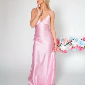 Ljusrosa balklänning by Stina  - Säljer denna superfina rosa balklänningen från by Stina med smala axelband och v ringning i storlek M. Den är köpt på Vinted men är helt ny och oanvänd. Säljer då den tyvärr var för stor för mig 🤗 Skriv för egna bilder 💕💕