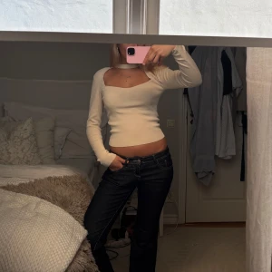 Vit croppad långärmad topp - Säljer en beige/ vit, croppad långärmad topp med fyrkantig ringning. Sitter tight och har en stilren look.  Så snygg!🙌🏼🌸