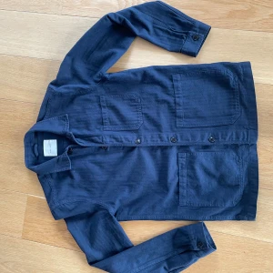 Mörkblå overshirt från A Day's March - Mörkblå overshirt från A Day’s March. Nypris 1500kr. Väldigt fin och perfekt för sommaren. För mer detaljer eller funderingar, skriv DM.