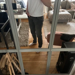 Svarta  jeans från Levi's - Säljer ett par svarta jeans från Levi's. Jeansen har normal passform och raka ben, perfekt för en stilren vardagslook. Inte använda mer än 5 gånger. 