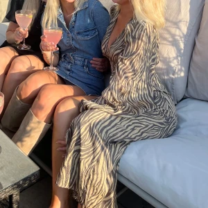 Adoore klänning - Säljer min älskade adoore klänning i storlek 32, jättebra skick 🤩🤩 Perfekt för sommarens tillfällen och även midsommar!!