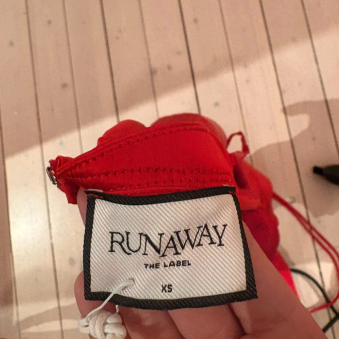 Röd långklänning med öppen rygg - 4