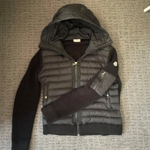 Moncler Cardigan  - Säljer denna riktig snygga cardigan från moncler i nästan nyskick utan några skador.Jackan är perfekt nu till våren eller sommaren. Hör av dig om du har några frågor eller funderingar i dm.