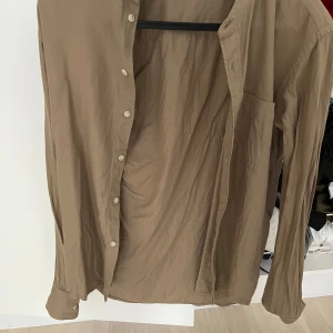 Uniqlo skjorta - Sparsamt använd