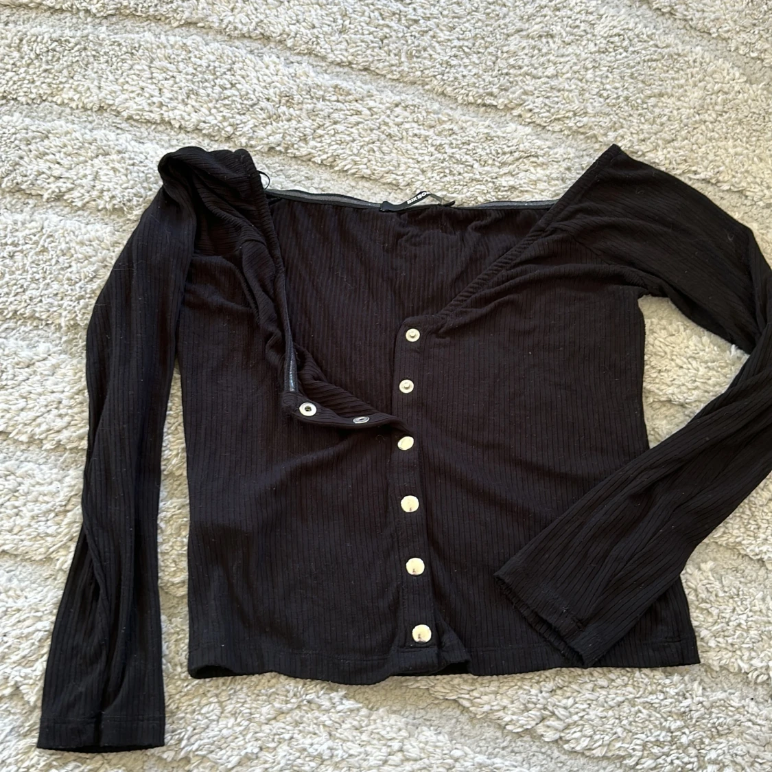 Svart ribbad topp med knappar - 1