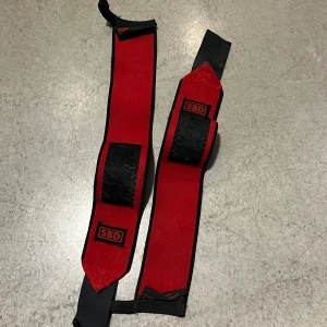 SBD wraps  - SBD wraps som inte används längre. Grymt o använda vid pressar på gymmet. Nypris 449. Köp sker via ”köp nu” funktionen :) 