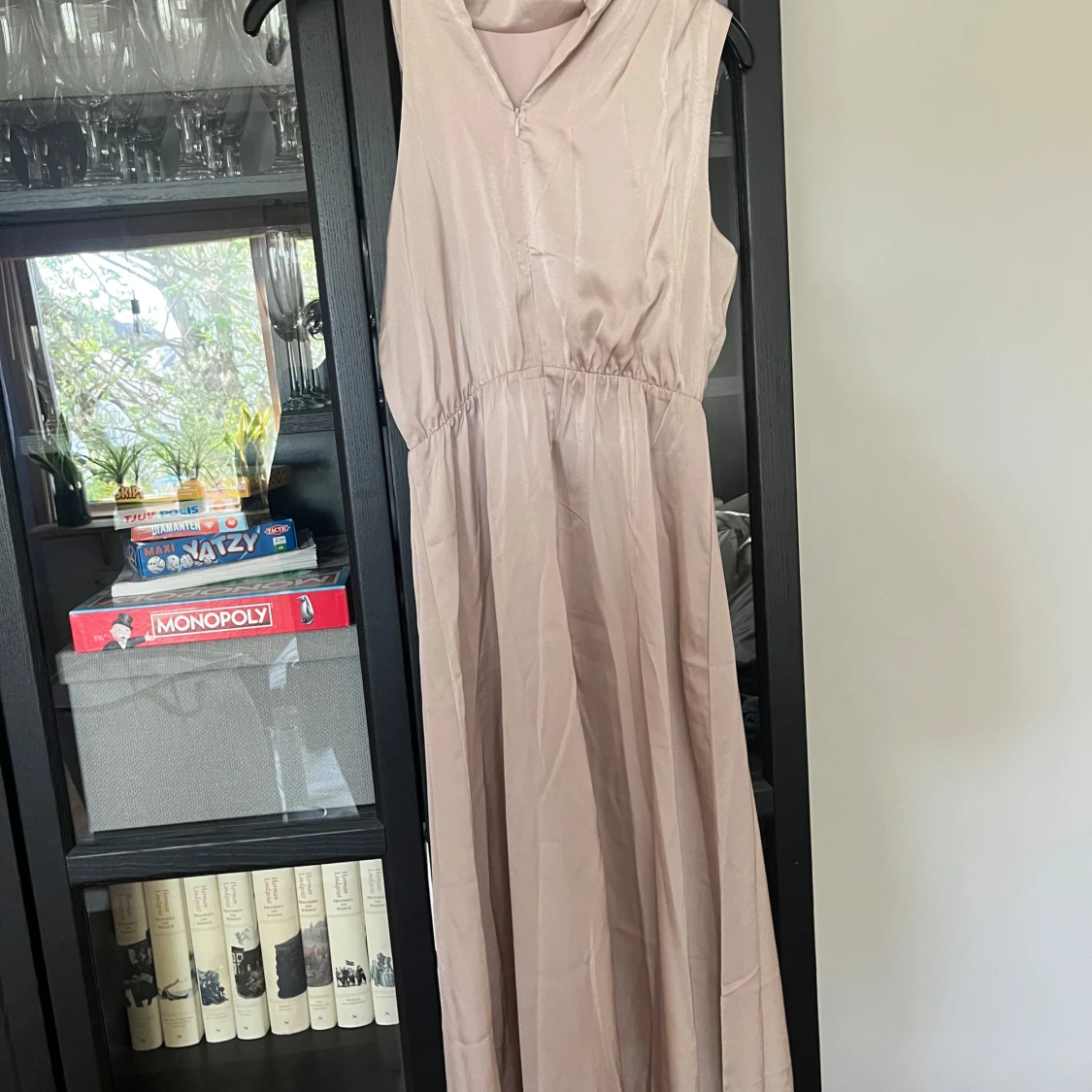 Ljusbeige långklänning med hög hals - 1