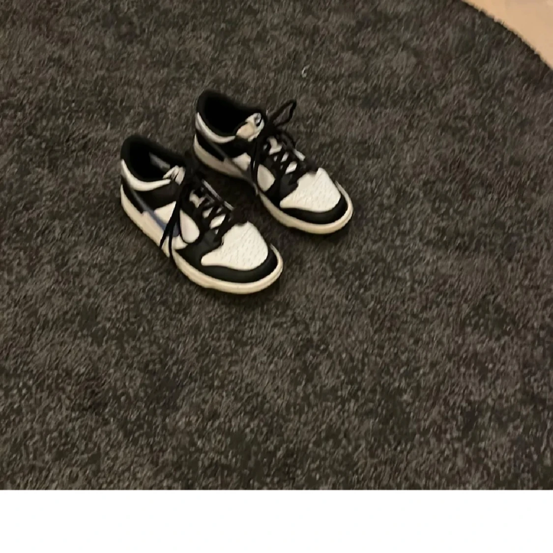 Nike Dunk Low svart och vit med blå swoosh - 1