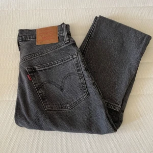 Grå Levis 501 jeans - Säljer ett par klassiska grå Levis 501 jeans crop med raka ben. Storlek 25/28. Använda 1 gång. Säljer pga förliten i storlek