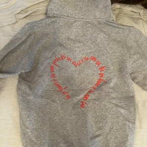 Maria Paris Hoodie - Maria Paris Hoodie, använd ett fåtal gånger, med text embrodery på baksidan💕 Nypris 1743kr