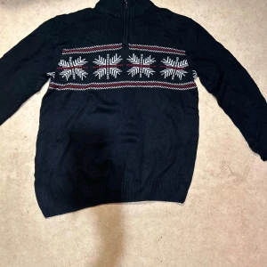 Navy CHAPS sweater  - 🎨Irl Colour: Navy (See 2nd for image for best representation of colour)  📏UK Size: L (please measurements for reassurance)  📐Measurements  Length 71 Shoulder width 50  🧵Material: 100% Cotton  BUY NOW IS ON  Thanks,