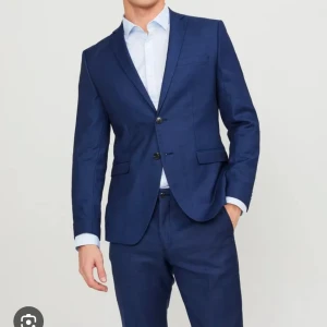 Kostym Jack and Jones - En riktigt stilig kostym i en modern blå färg! Passar perfekt till student och fest! Modell super slim,Använd ett fåtal gånger, helt utan anmärkning. 