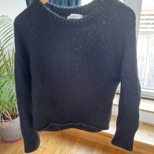 Svart stickad tröja från ZARA - Mysig svart stickad tröja från ZARA med grovstickad struktur och rund halsringning. Perfekt för kyligare dagar och enkel att matcha med olika outfits.