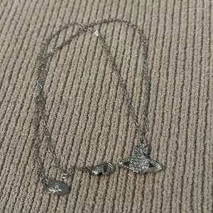 Saturn Silver Pendant Necklace - Cirka 44 cm långt.