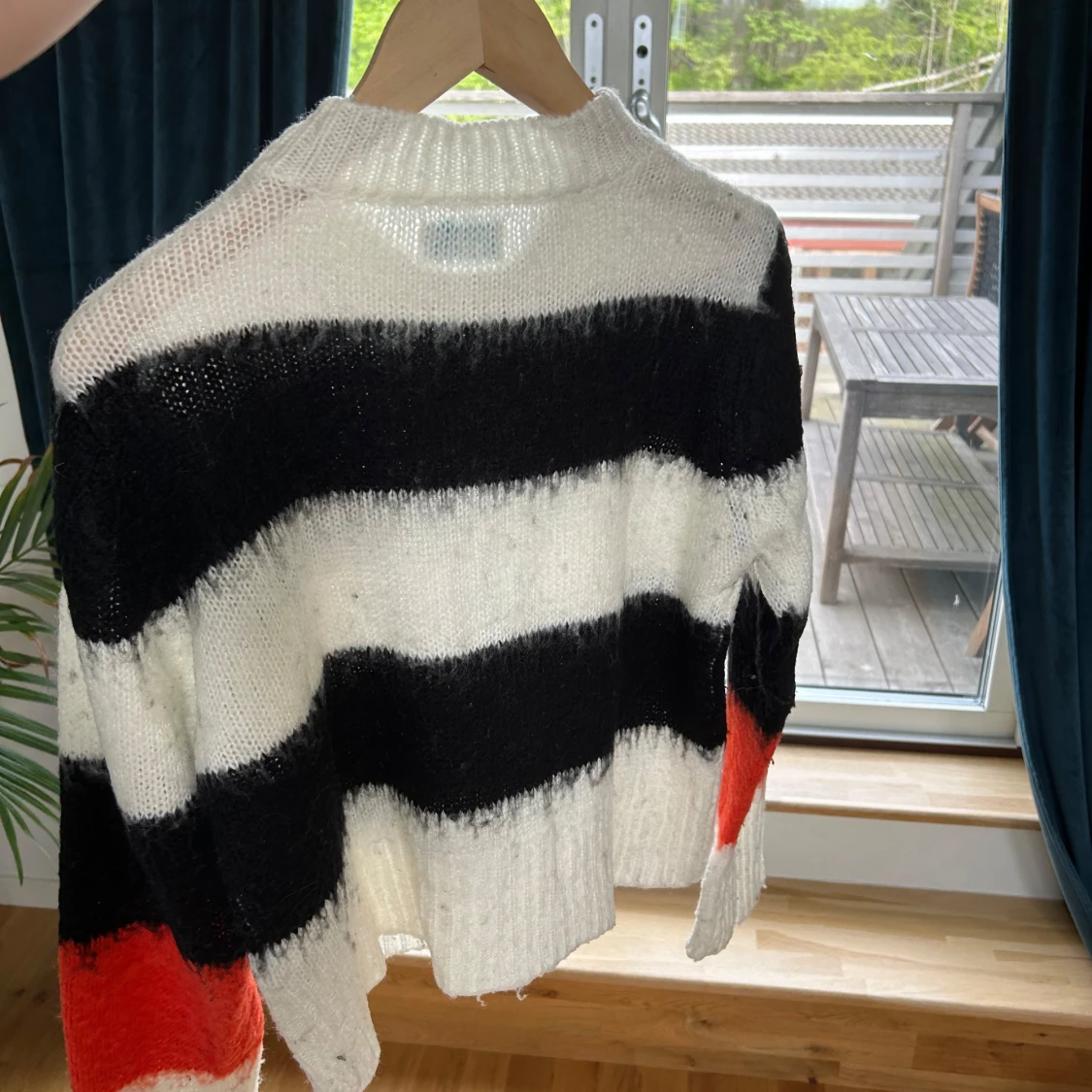 Randig stickad tröja i svart, vitt och rött/orange - 1