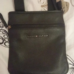 Tommy Hilfiger axelväska - en snygg axelväska för ett ren och fräsch stil.