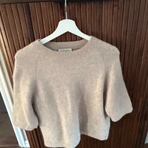 Beige stickad tröja från & Other Stories - Mysig beige stickad tröja från & Other Stories med rund halsringning och kortare ärmar. Öppen att sänka priset!!