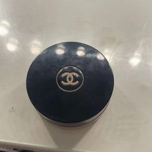 Chanel cream bronzer - Säljer en Chanel Les Beiges Healthy Glow Bronzing Cream i nyansen 392 Soleil Tan Medium Bronze. Den kommer i en elegant svart burk med Chanels ikoniska logga. Perfekt för att ge ansiktet en solkysst look med en naturlig glöd. Innehåller 15 g.