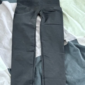 Svarta leggings med hög midja - Svarta leggings med hög midja och tight passform. Perfekta för en enkel och stilren look. Mjukt och stretchigt material som sitter skönt hela dagen.