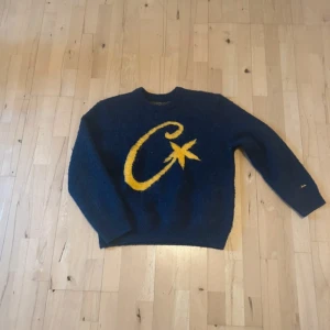 Corteiz mohair knit - En riktig snygg mohair knitt från märket corteiz. Riktigt snygg me en marinblå färg o en snygg print. Storlek L. Kan lösa bild på vid behov. Fint skick lite urtvättad o lappen i nacken är lite lös därför de lite lägre priset. Kom privat vid fler frågor!