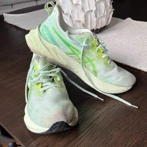Mintgröna löparskor från Asics - Säljer ett par mintgröna Asics löparskor med gula och gröna detaljer. Kommer såklart tvätta de, små repor men i bra skick