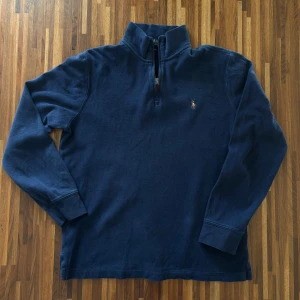 Mörkblå halvzip tröja från Polo Ralph Lauren - Mörkblå Ralph Lauren halvzip |  Skick 8/10 |  Size S (passar som M)  |  Bredd 52 cm Längd 64 cm  |  Perfekt för sena sommarkvällar. Hör av dig vid minsta fråga eller fundering :)
