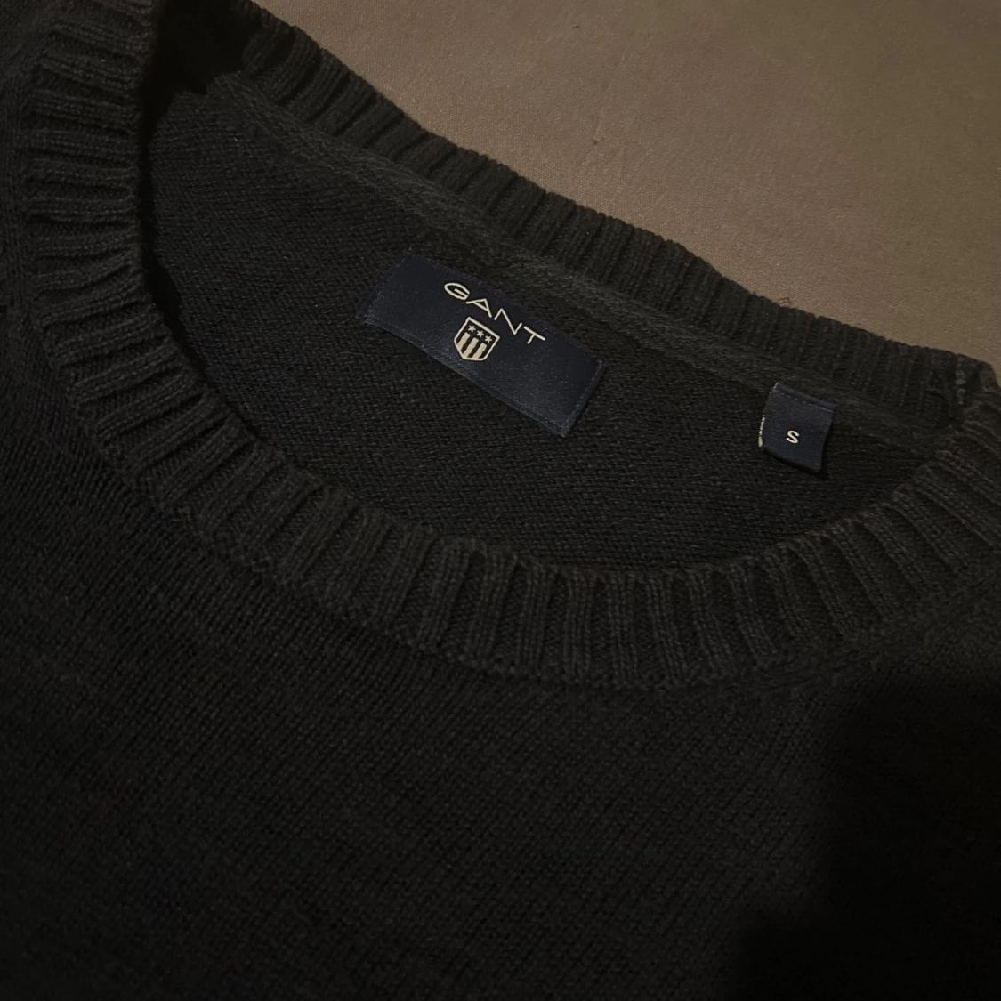Svart stickad tröja från GANT - 1
