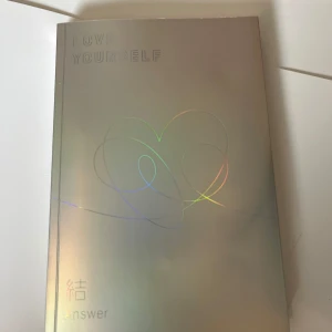 LOVE YOURSELF 結 'Answer' (BTS Album) - Säljer BTS albumet LOVE YOURSELF 結 'Answer' med holografiskt omslag. Inkluderar CD, photobook, photocard och extra inlägg. Perfekt för samlare och fans av K-pop och BTS.