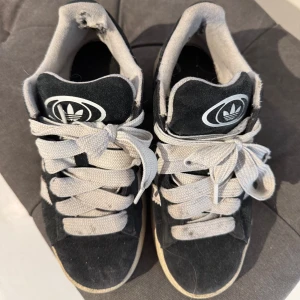 Svarta Adidas Campus sneakers med vita ränder - Säljs i befintligt skick, går att göra rent både sko och skosnören. 300 kr men går ner vid SNABBT köp