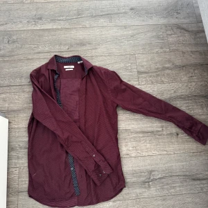 Vinröd skjorta - Väldigt bra skick. Skjorta med Slim Fit i storlek XS från Jack & Jones.