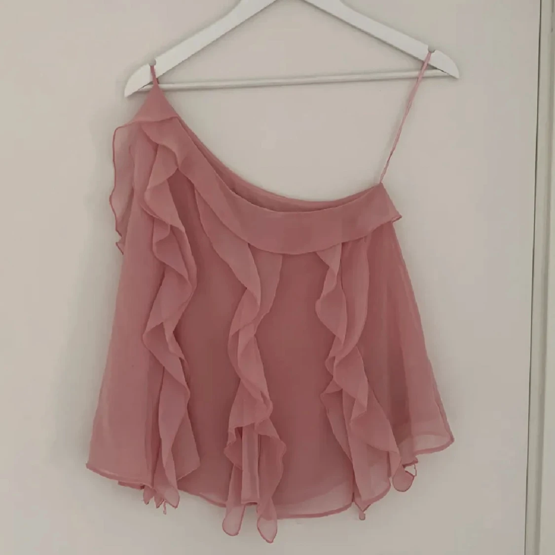 Rosa volang topp med oneshoulder