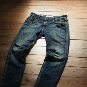 Replay jeans - Ett par riktigt feta jeans från replay. Riktigt fint skick. Storlek: M 30 L32. Med lite häng passar dig som är lite längre också:) priset är inte fast. Skriv vid funderingar!