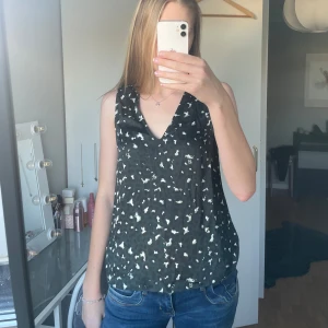 Fest topp  - Säljer denna festliga toppen från Twist & tango