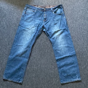 Blå baggy jeansbyxor  - Säljer ett par feta baggy jeans knappt använda!