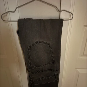 Grå slim fit jeansbyxor från denim 1953 - Snygga grå jeansbyxor i slim fit-modell från märket denim 1953. Klassisk femficksdesign och diskreta sömmar. Perfekta för dig som gillar en smalare passform och stilren look. Passar till många olika outfits. Lite baggy stilen. Pris kan diskuteras.