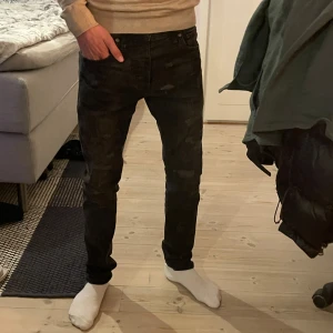 Svarta slim fit jeans från Jack & Jones - Svarta jeans från Jack & Jones i modellen Glenn. Jeansen har slim fit-passform, diskreta slitningar och klassisk femficksdesign. Stängs med knapp. Perfekta för en stilren och modern look, pris går att diskutera vid snabb affär🤩