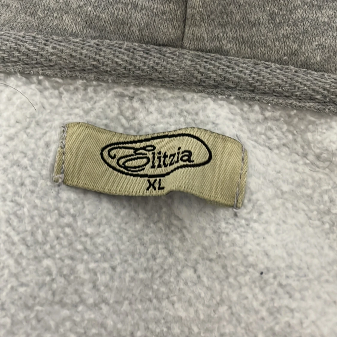 Grå hoodie med dragkedja från Sittia - 2