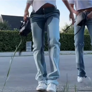 Tvåfärgade jeansbyxor från Filippa K - Säljer ett par unika tvåfärgade jeansbyxor från Filippa K. Byxorna har en cool kontrast mellan mörkblå och ljusblå denim, raka ben och klassiska fickor både fram och bak. Perfekta för dig som vill sticka ut med din stil.