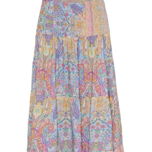 Färgglad långkjol från Marta Du Chateau - Långkjol med färgstarkt blommigt och paisleyinspirerat mönster i lila, rosa, blått och gult. Kjolen har en luftig och flowy passform, perfekt för varma dagar. Tillverkad i ett lätt och mjukt material som känns skönt mot huden.