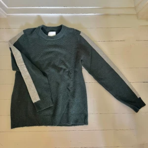 Supersnygg mörkgrön stickad tröja från Samsøe Samsøe - Säljer en superfin mörkgrön stickad tröja från Samsøe Samsøe med gråa ränder längs ärmarna. Tröjan har rund halsringning och långa ärmar. Perfekt att ha över axlarna i sommar!! Passar både tjejer och killar❤️‍🔥❤️‍🔥