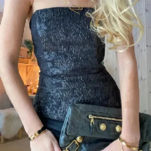 Tubtopp  - Säljer denna tubtopp/bandeau från hm då den är för stor. Skulle säga att den är normal i storleken, 36 (S). Den är i superbra skick och endast använd någon enstaka gång. Perfekt nu till sommarens festivaler men också andra tillfällen. Tveka inte att höra av er vid frågor och lägg gärna prisförslag 