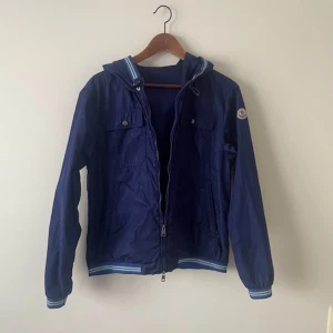 Moncler windbreaker - Säljer min äkta Moncler windbreaker i storlek 1 vilket motsvarar S den passar 170-175 och är äkta har legit certifikat från grams market 