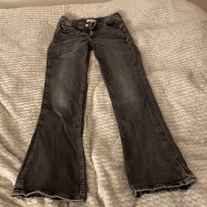 Svarta bootcut jeans från Gina Tricot - Ett par svarta bootcut jeans från Gina Tricot. normal passform upptill som går ut i vida ben. Storlek 158 men är lite större i storleken💞