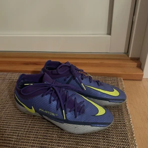 Nike Phantom fotbollsskor - Jag säljer ett par blåa Nike Phantom fotbollsskor. De är väldigt fräscha och nästan oanvända. Endast använda några få gånger under ca en månad. Så det är såklart lite tecken på användning, men verkligen inte slita!!!🙌🏼
