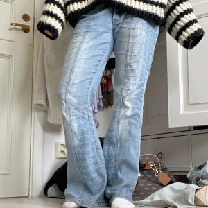 Ljusblå jeans med bootcut - Säljer dessa ur coola jeans! Dom är jätte unika med detta mönster och design! Dom kommer tyvärr inte till användning längre, så har bestämt mig för att sälja dom. MIDJEMÅTT: 38 INNEBENSLÄNGD: 78 Om du är intresserad, tveka inte om att göra av dig! Pris går alltid att diskutera❤️