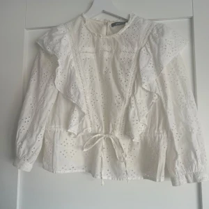 Vit blus - Vit trendig blus från Gina tricot. Knappt använd så är i mycket bra skick!