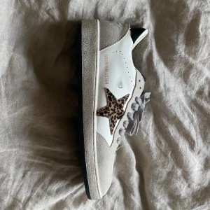 Golden goose skor💘💘 - Super snygga golden goose skor som jag tidigare har köpt här på plick. Skorna passade tyvärr inte mig och därför återsäljer jag dom nu!😇💘