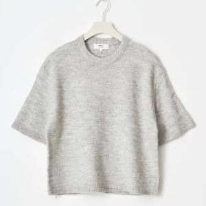 Stickad T-shirt - Grå stickad t-shirt från Gina. Str S men lite mindre i storleken. Använd men i bra skick💗