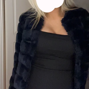 mörkblå pälsjacka - säljer min sjukt snygga pälsjacka i färgen mörkblå storlek xs❤️